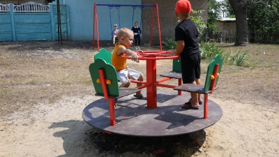 В Лисичанске и окрестностях масштабно устанавливают детские и спортивные площадки